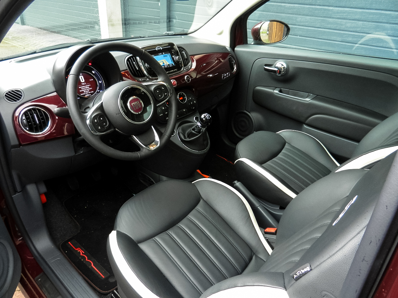 Autotest Fiat 500L en nieuwe Fiat 500. In een retour Amsterdam-Maastricht schatten we de 500L en 500 opnieuw op waarde.