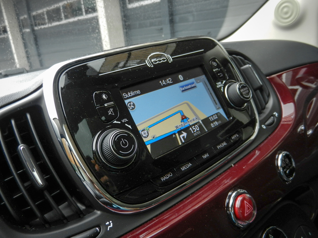 Autotest Fiat 500L en nieuwe Fiat 500. In een retour Amsterdam-Maastricht schatten we de 500L en 500 opnieuw op waarde.