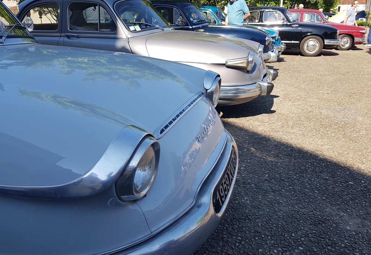 Zo'n vijftig exemplaren van het midden jaren zestig verdwenen automerk Panhard kwamen afgelopen weekend samen in Frankrijk.