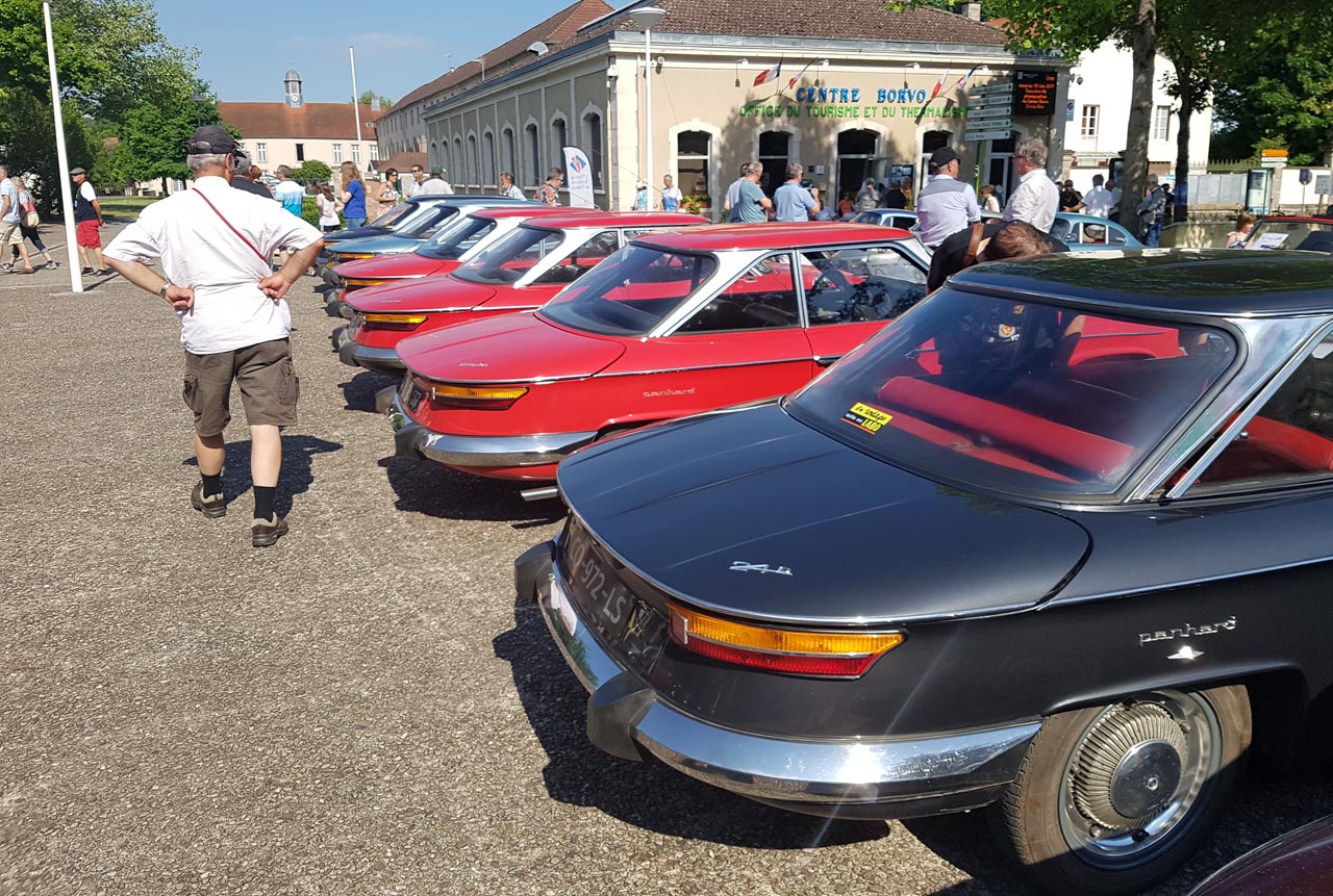 Zo'n vijftig exemplaren van het midden jaren zestig verdwenen automerk Panhard kwamen afgelopen weekend samen in Frankrijk.