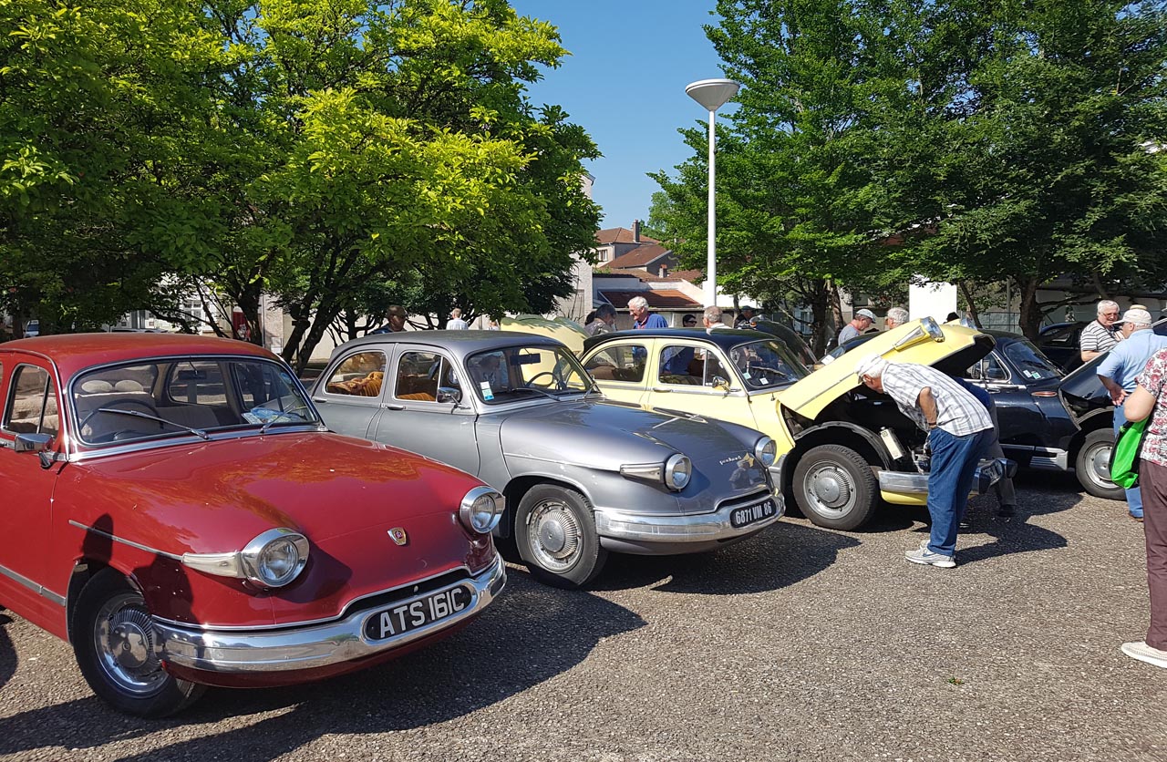 Zo'n vijftig exemplaren van het midden jaren zestig verdwenen automerk Panhard kwamen afgelopen weekend samen in Frankrijk.