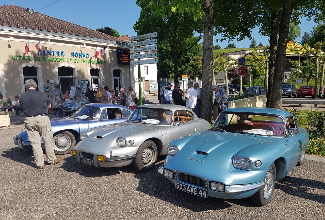 Zo'n vijftig exemplaren van het midden jaren zestig verdwenen automerk Panhard kwamen afgelopen weekend samen in Frankrijk.