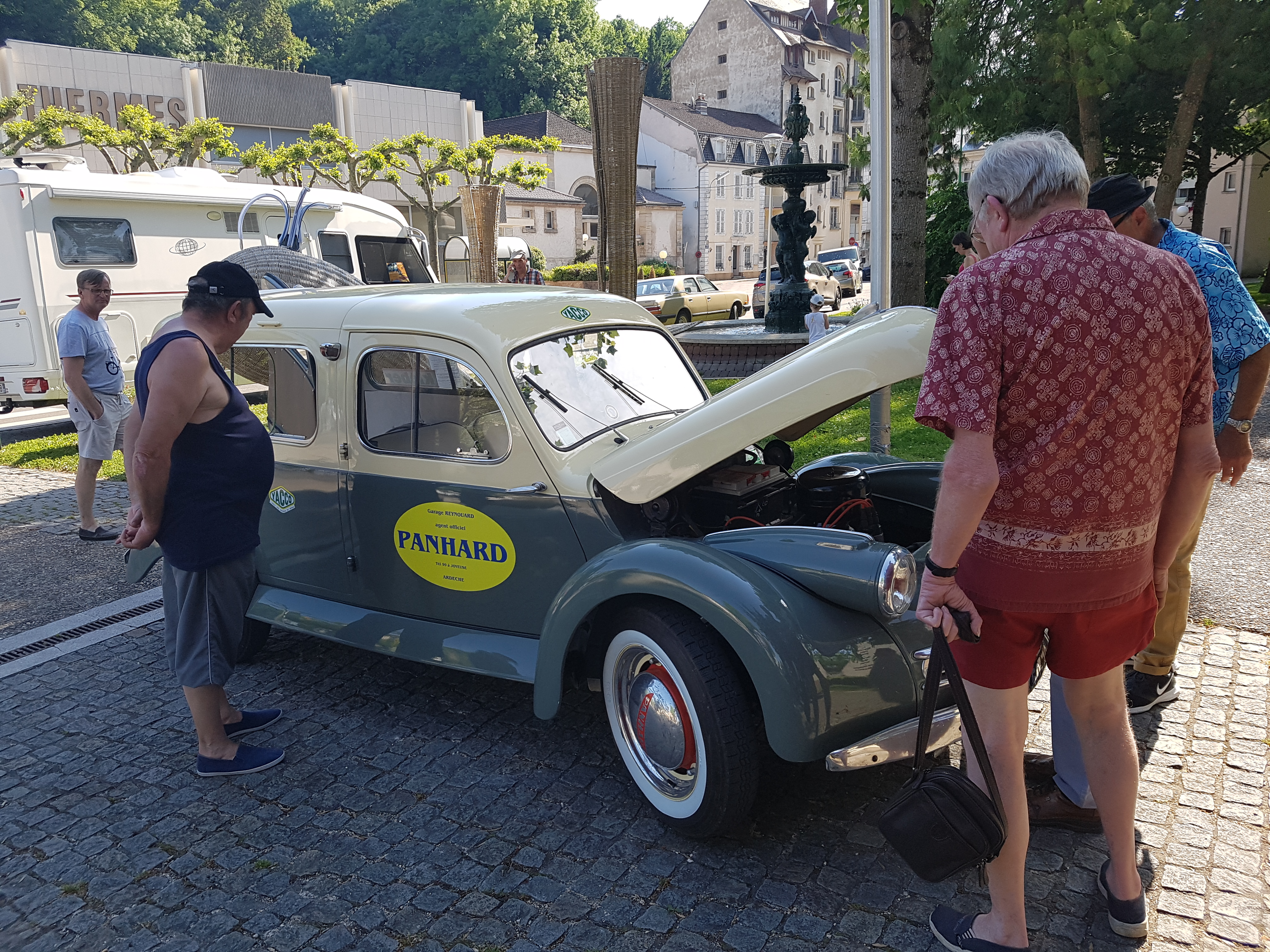 Zo'n vijftig exemplaren van het midden jaren zestig verdwenen automerk Panhard kwamen afgelopen weekend samen in Frankrijk.