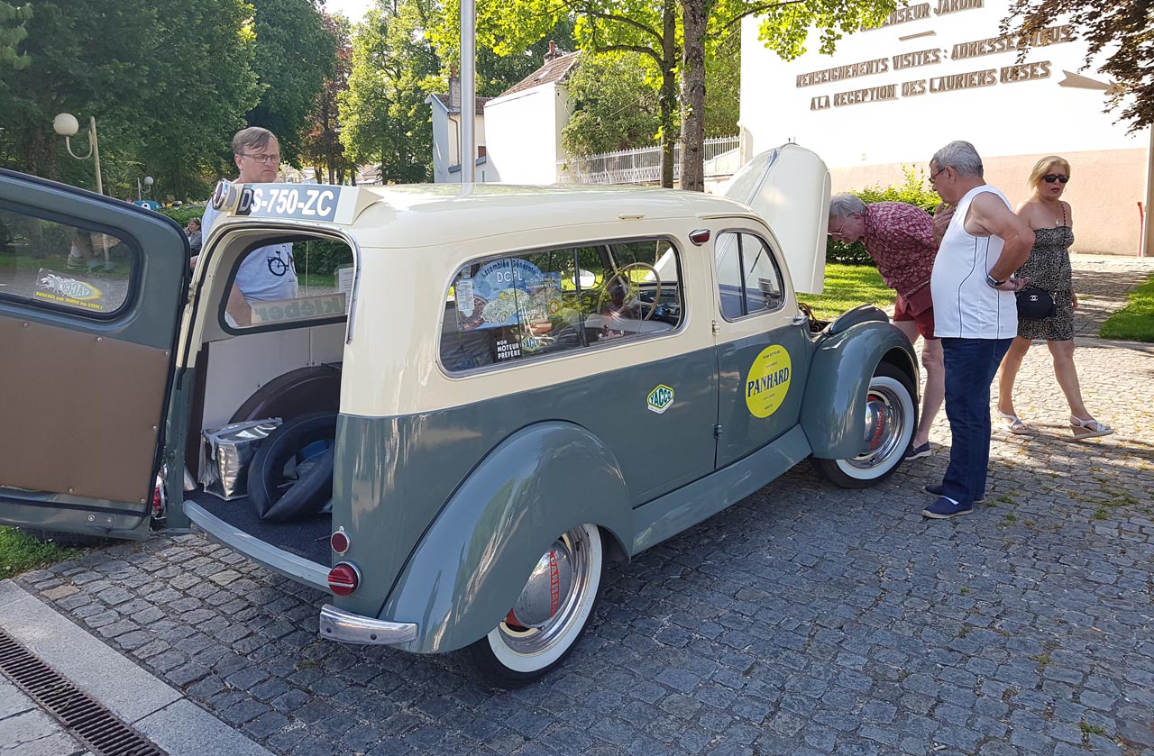 Zo'n vijftig exemplaren van het midden jaren zestig verdwenen automerk Panhard kwamen afgelopen weekend samen in Frankrijk.