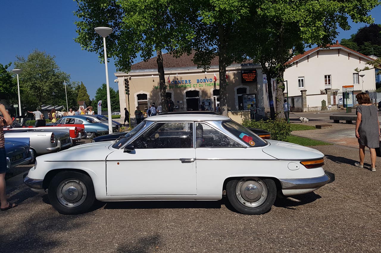 Zo'n vijftig exemplaren van het midden jaren zestig verdwenen automerk Panhard kwamen afgelopen weekend samen in Frankrijk.