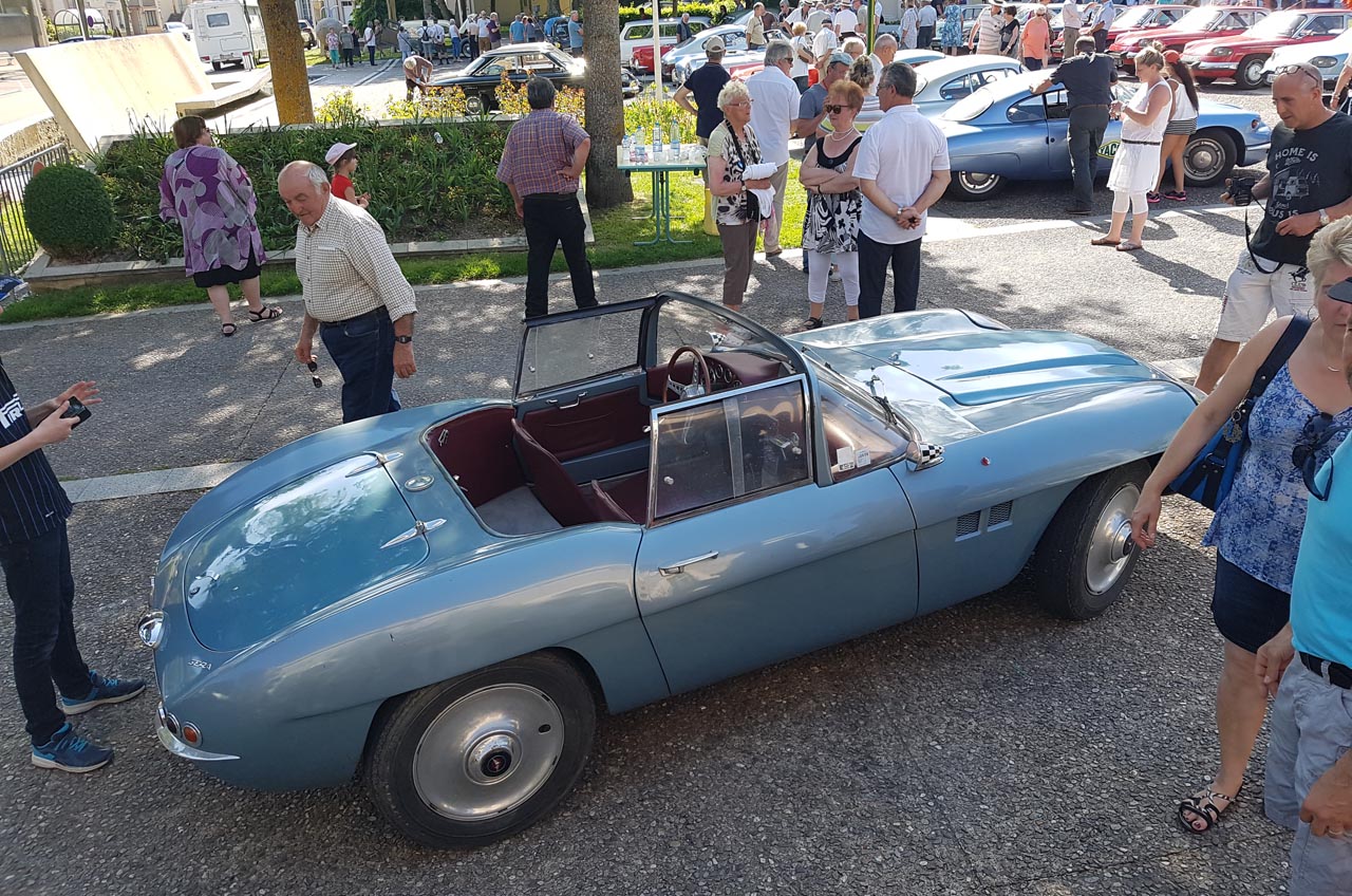 Zo'n vijftig exemplaren van het midden jaren zestig verdwenen automerk Panhard kwamen afgelopen weekend samen in Frankrijk.