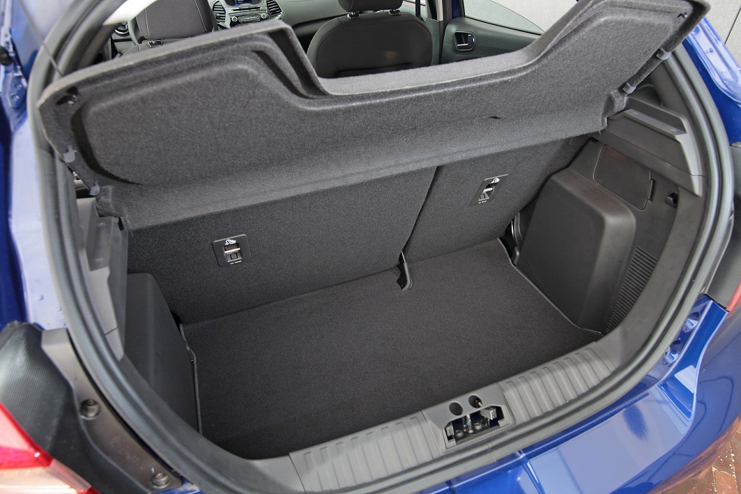 AutoVandaag deed een rijtest met de nieuwe Ford Ka+ Trend Ultimate 85 pk. De auto vormt een budgetmodel onder de even grote Fiesta. Voegt dat wat toe?