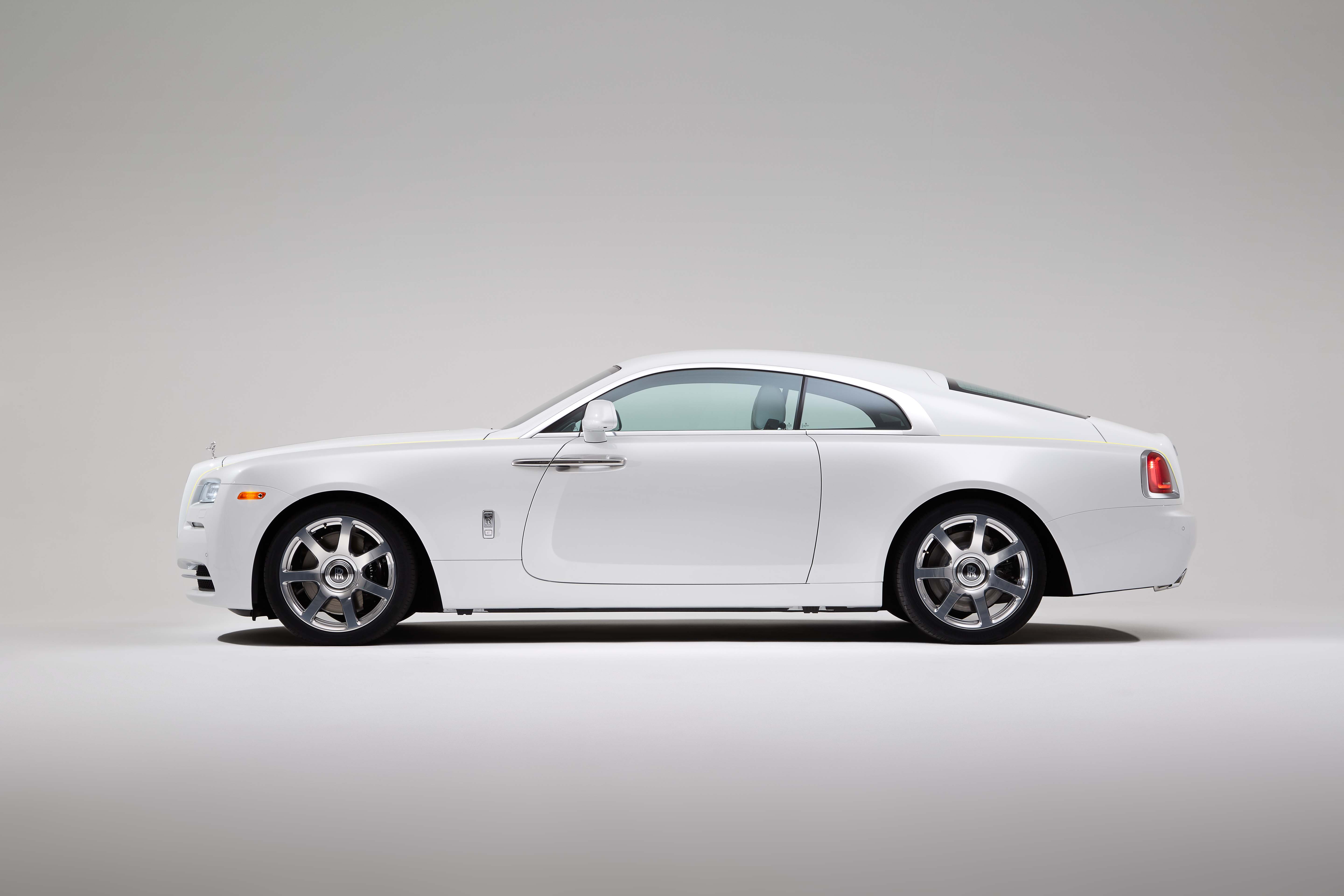 Rolls-Royce Wraith Inpsired by Fashion is ontwikkeld als rijdende haute couture met afwerking ontleend uit de mode-industrie.