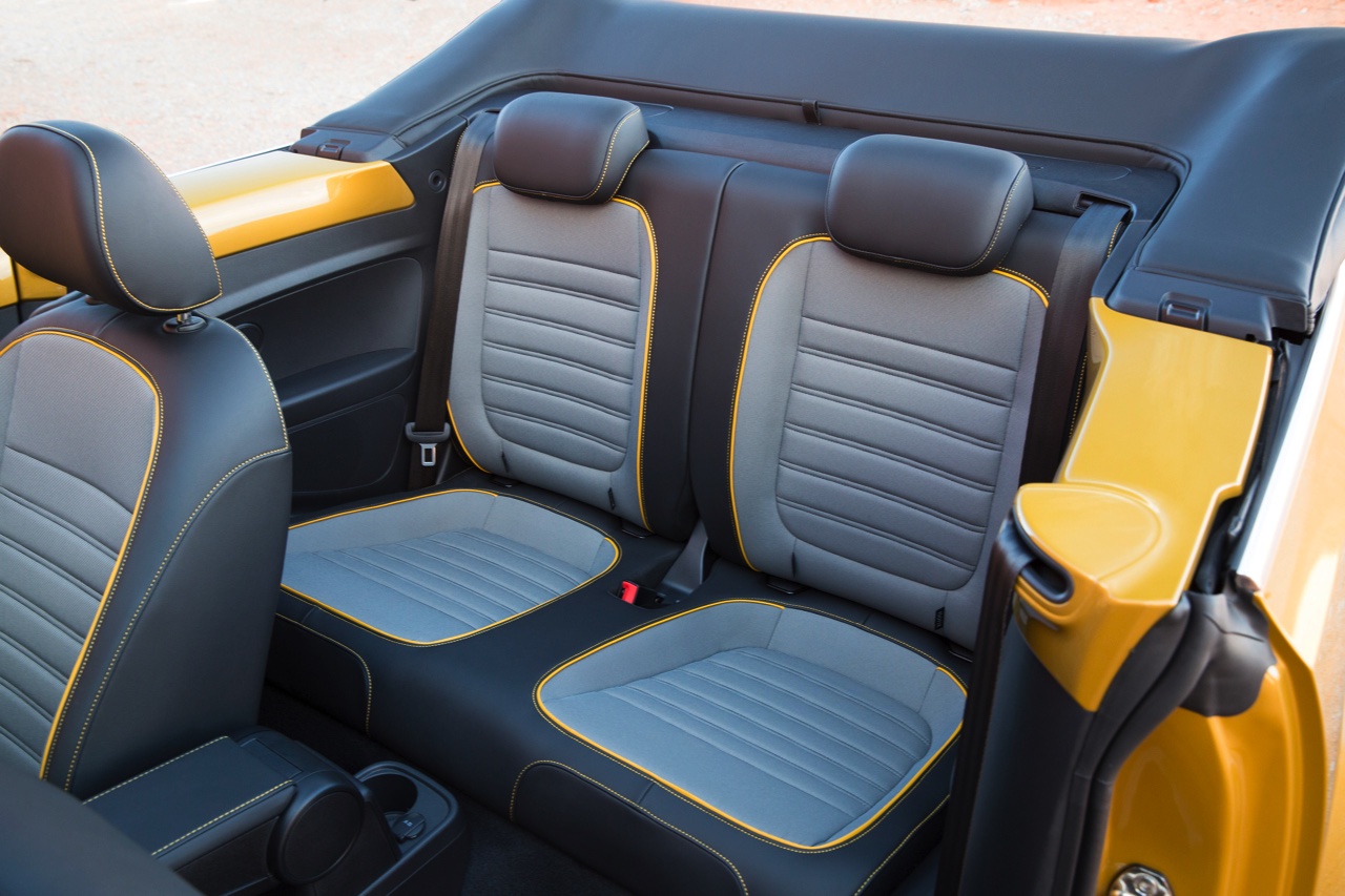 Autotest Volkswagen Beetle Dune, de stoere Beetle met historische verantwoording. AutoVandaag rijdt met de Beetle Dune 1.4 TSI en 2.0 TSI DSG.