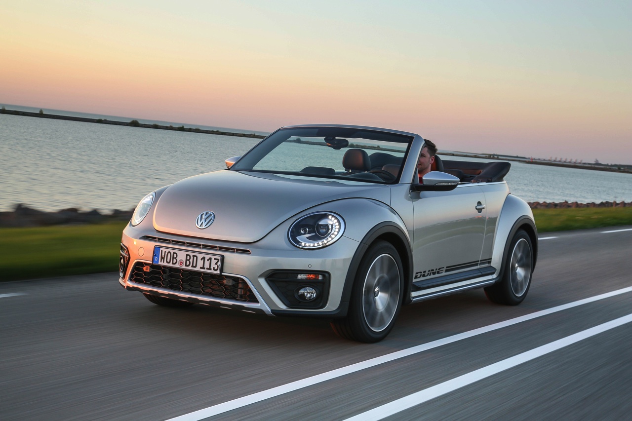 Autotest Volkswagen Beetle Dune, de stoere Beetle met historische verantwoording. AutoVandaag rijdt met de Beetle Dune 1.4 TSI en 2.0 TSI DSG.