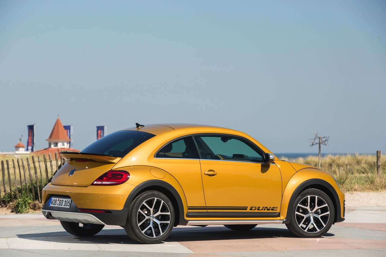 Autotest Volkswagen Beetle Dune, de stoere Beetle met historische verantwoording. AutoVandaag rijdt met de Beetle Dune 1.4 TSI en 2.0 TSI DSG.