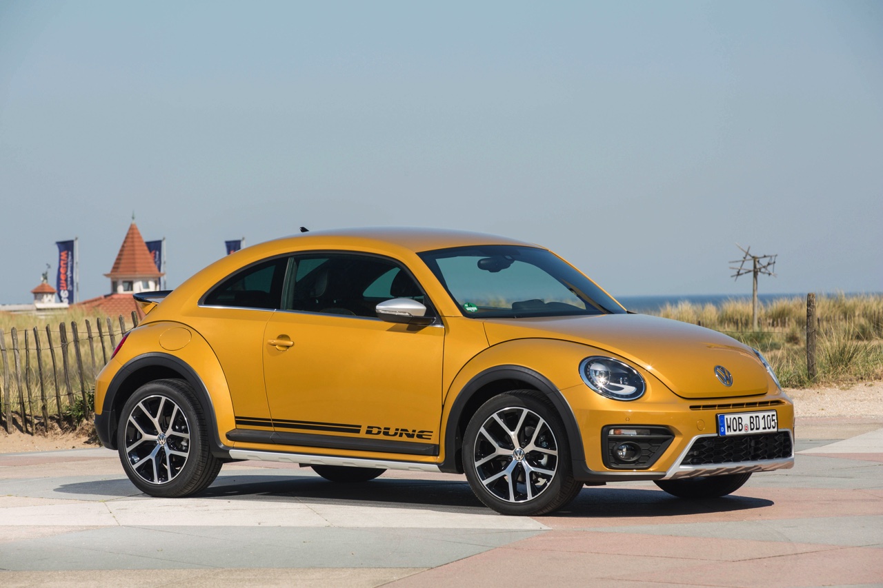 Autotest Volkswagen Beetle Dune, de stoere Beetle met historische verantwoording. AutoVandaag rijdt met de Beetle Dune 1.4 TSI en 2.0 TSI DSG.