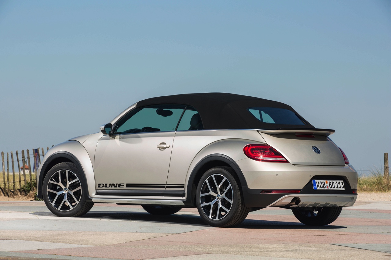 Autotest Volkswagen Beetle Dune, de stoere Beetle met historische verantwoording. AutoVandaag rijdt met de Beetle Dune 1.4 TSI en 2.0 TSI DSG.