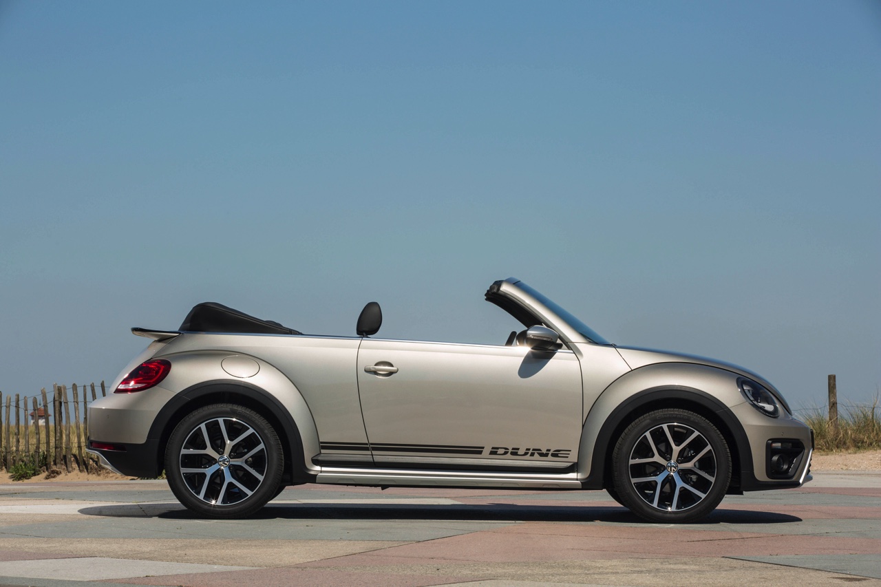 Autotest Volkswagen Beetle Dune, de stoere Beetle met historische verantwoording. AutoVandaag rijdt met de Beetle Dune 1.4 TSI en 2.0 TSI DSG.