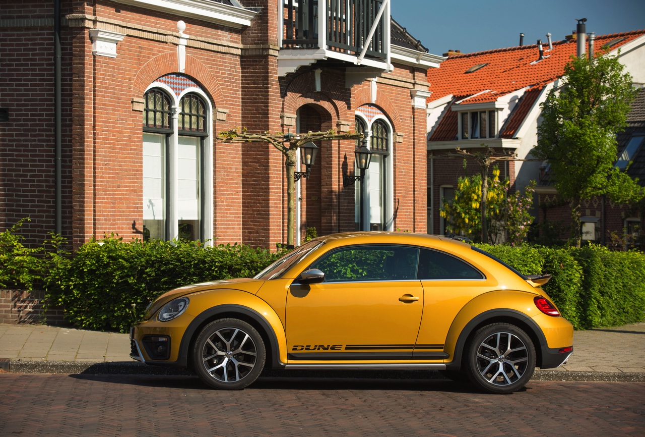 Autotest Volkswagen Beetle Dune, de stoere Beetle met historische verantwoording. AutoVandaag rijdt met de Beetle Dune 1.4 TSI en 2.0 TSI DSG.