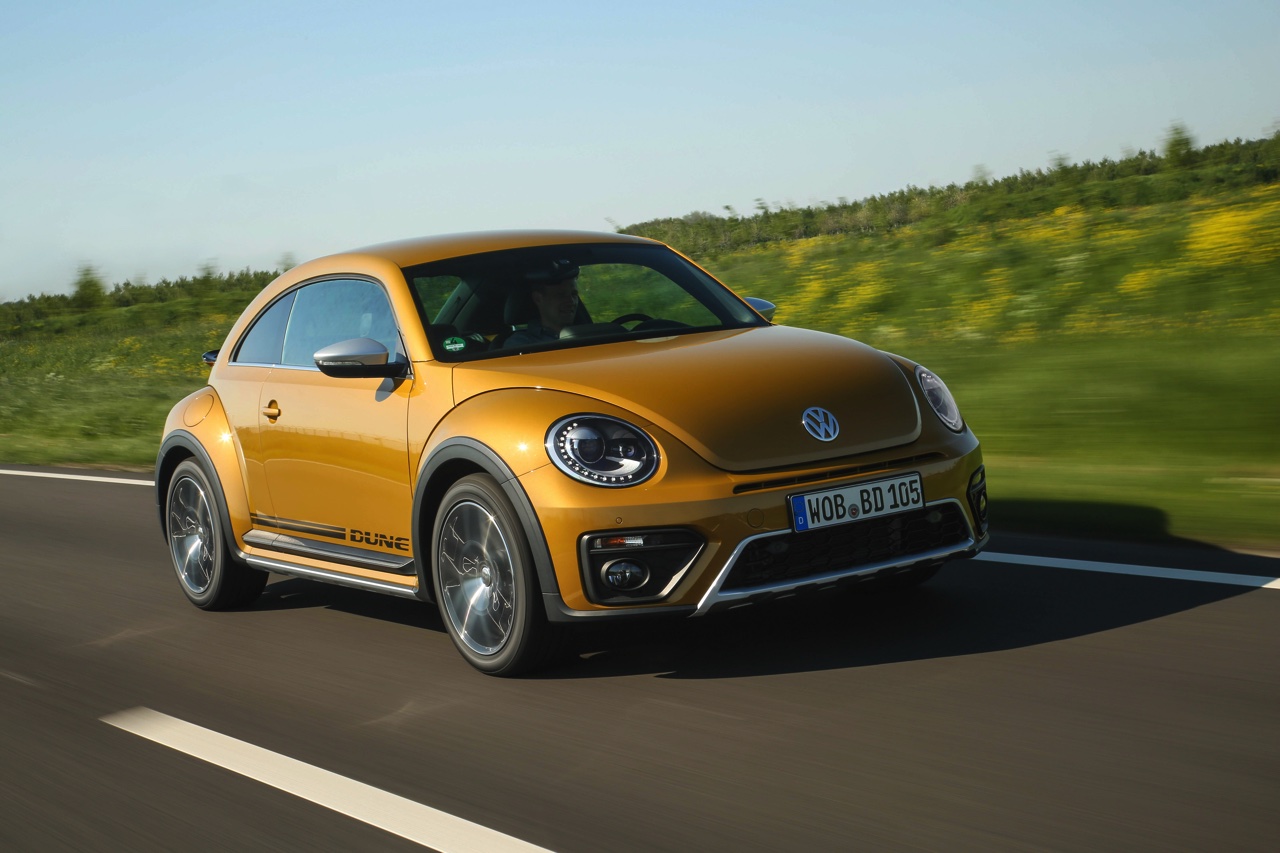 Autotest Volkswagen Beetle Dune, de stoere Beetle met historische verantwoording. AutoVandaag rijdt met de Beetle Dune 1.4 TSI en 2.0 TSI DSG.