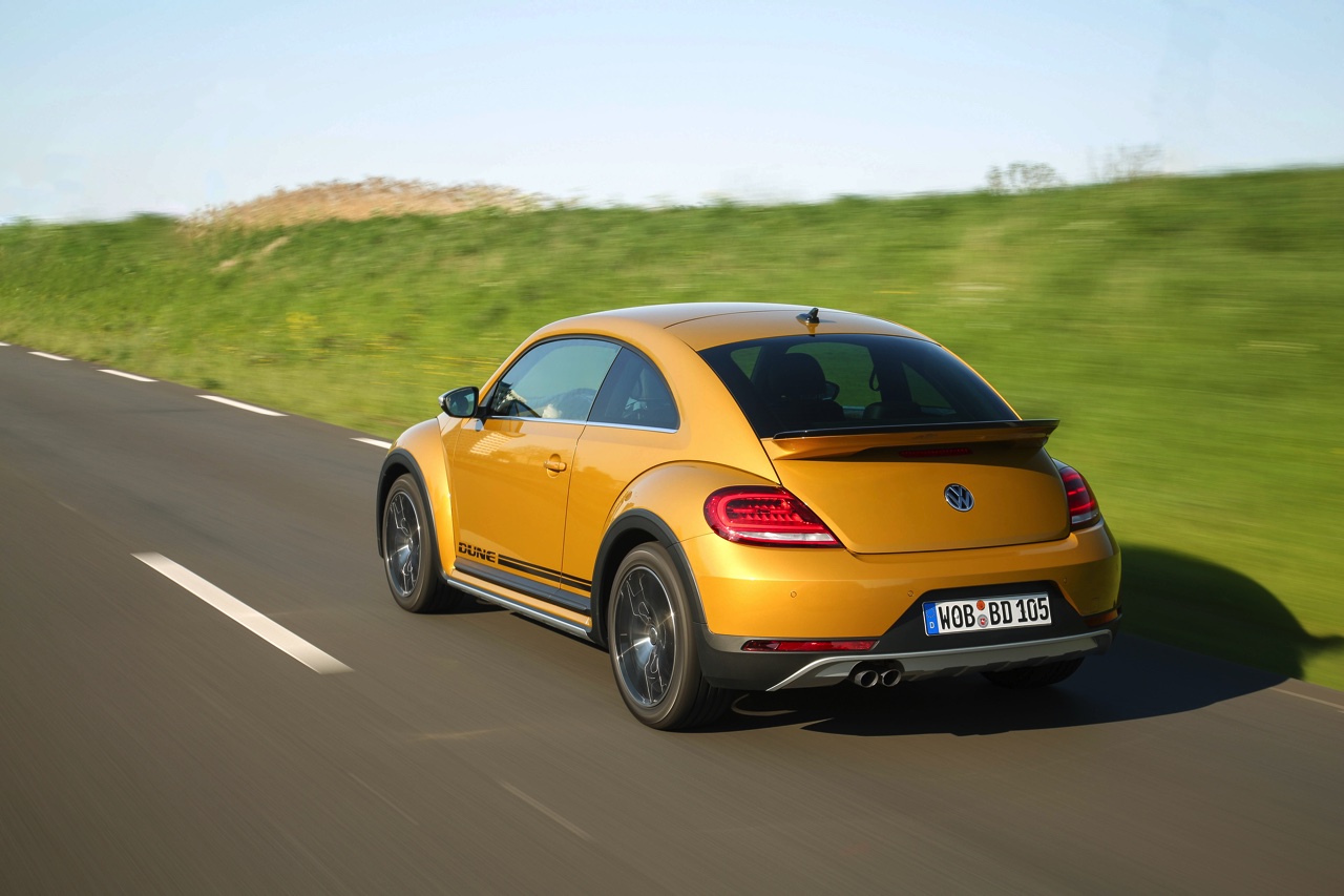 Autotest Volkswagen Beetle Dune, de stoere Beetle met historische verantwoording. AutoVandaag rijdt met de Beetle Dune 1.4 TSI en 2.0 TSI DSG.