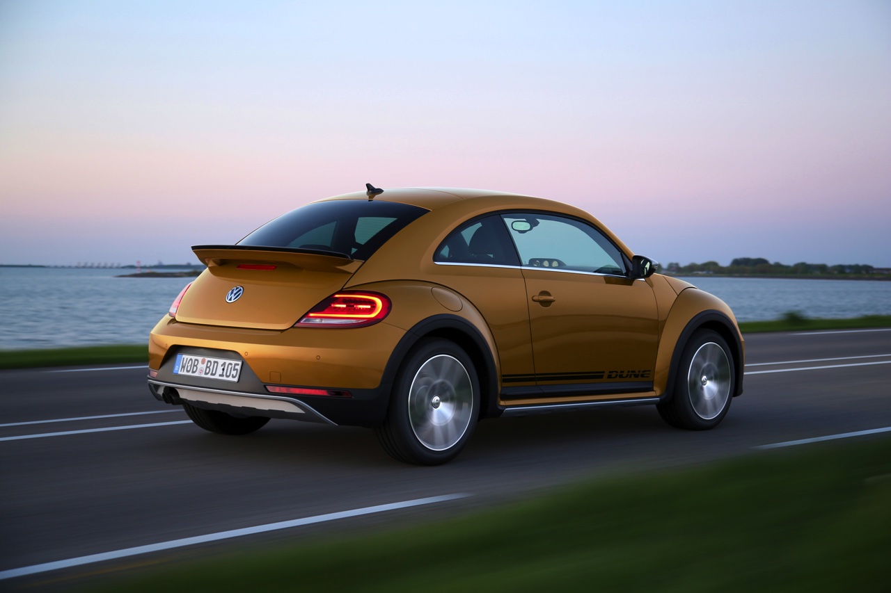 Autotest Volkswagen Beetle Dune, de stoere Beetle met historische verantwoording. AutoVandaag rijdt met de Beetle Dune 1.4 TSI en 2.0 TSI DSG.