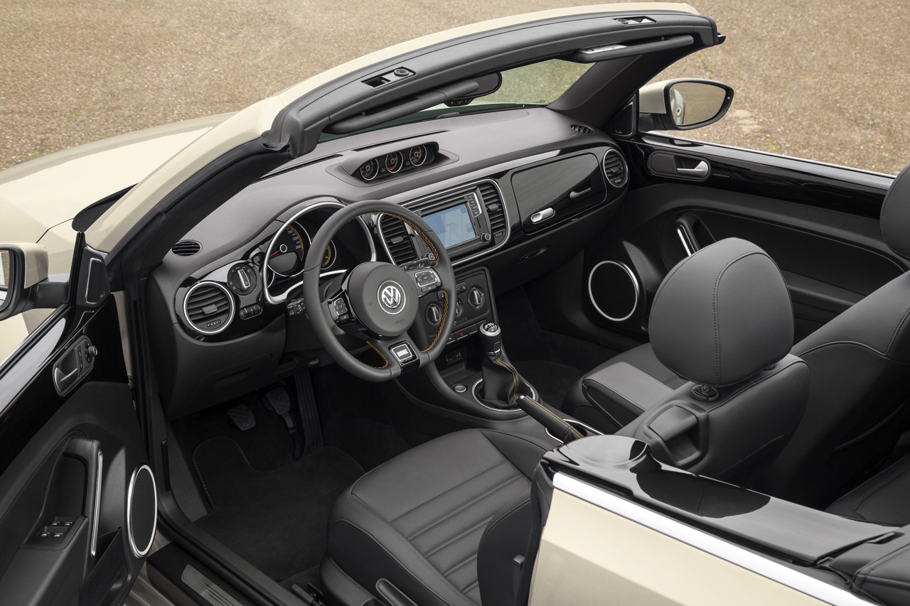 Autotest Volkswagen Beetle Dune, de stoere Beetle met historische verantwoording. AutoVandaag rijdt met de Beetle Dune 1.4 TSI en 2.0 TSI DSG.