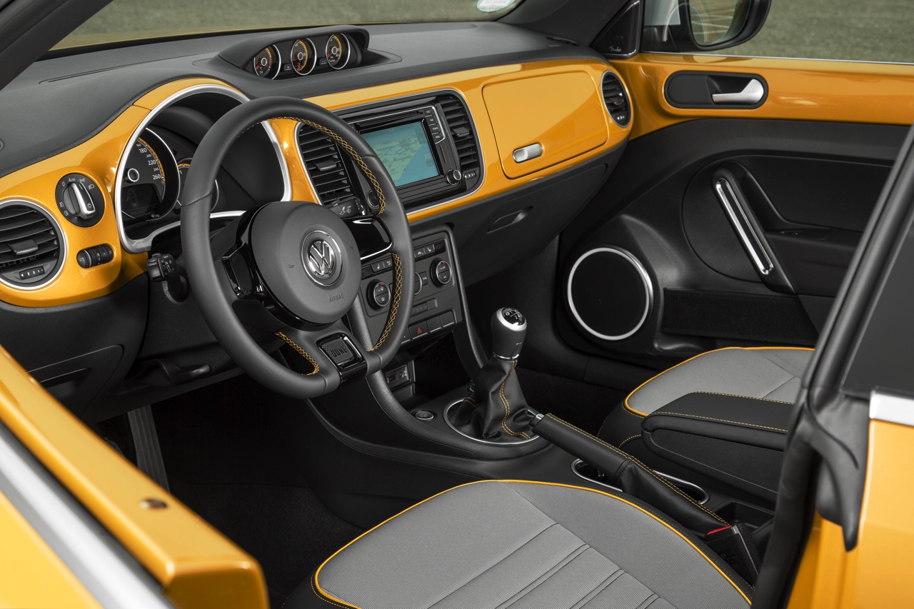 Autotest Volkswagen Beetle Dune, de stoere Beetle met historische verantwoording. AutoVandaag rijdt met de Beetle Dune 1.4 TSI en 2.0 TSI DSG.