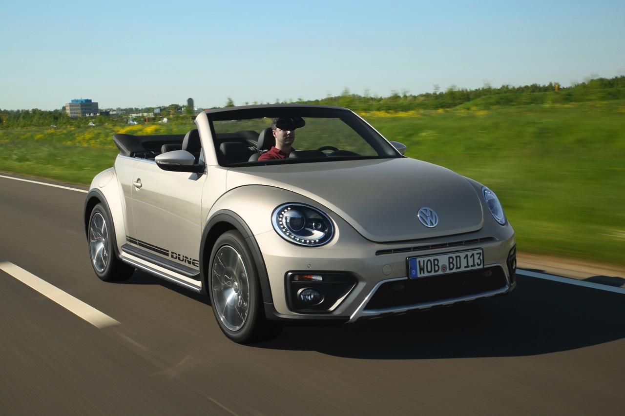 Autotest Volkswagen Beetle Dune, de stoere Beetle met historische verantwoording. AutoVandaag rijdt met de Beetle Dune 1.4 TSI en 2.0 TSI DSG.