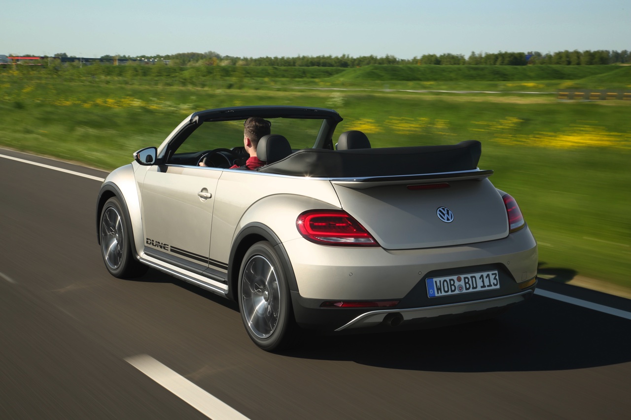 Autotest Volkswagen Beetle Dune, de stoere Beetle met historische verantwoording. AutoVandaag rijdt met de Beetle Dune 1.4 TSI en 2.0 TSI DSG.