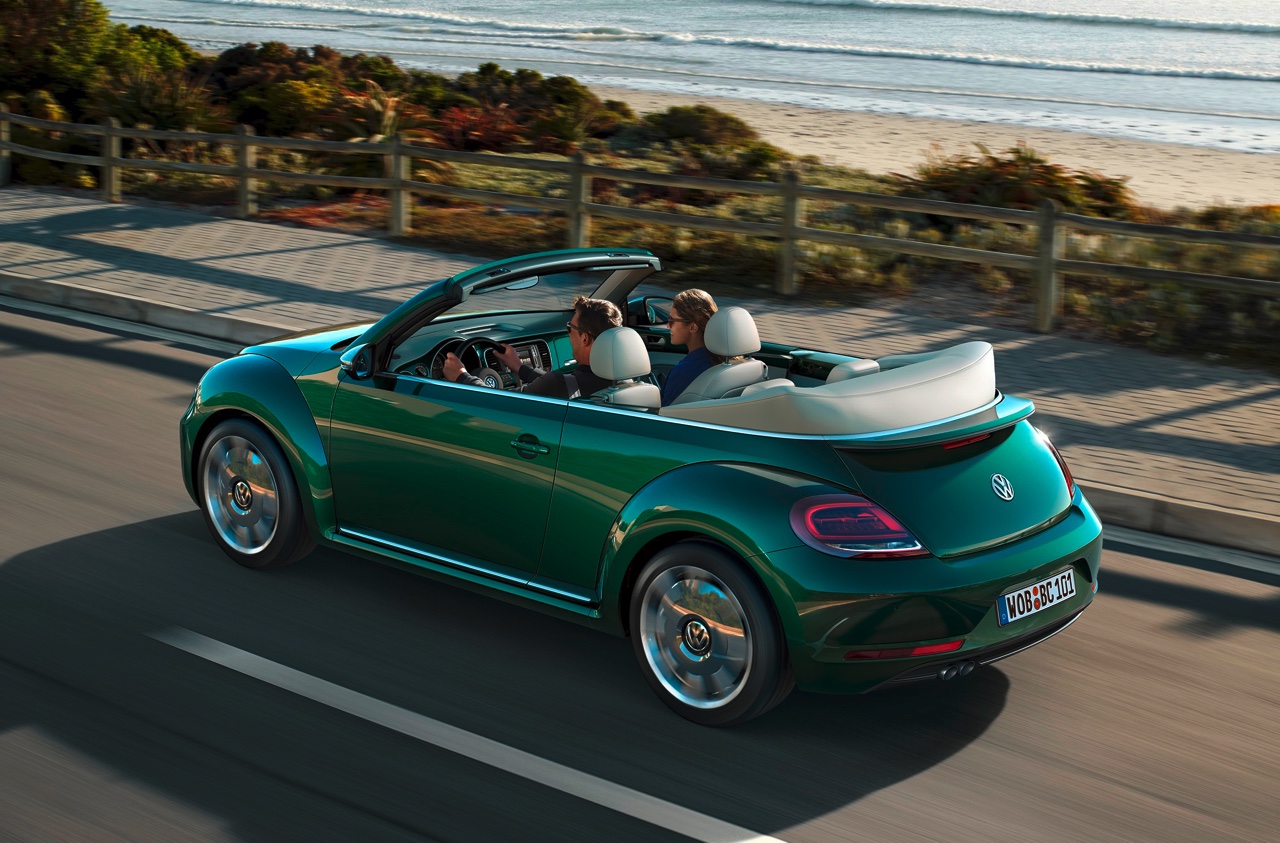 Prijzen en uitvoeringen Volkswagen Beetle. In de zomer van 2016 krijgt de iconische Volkswagen een mini facelift met updates en komt de stoere Beetle Dune de showroom vergezellen.