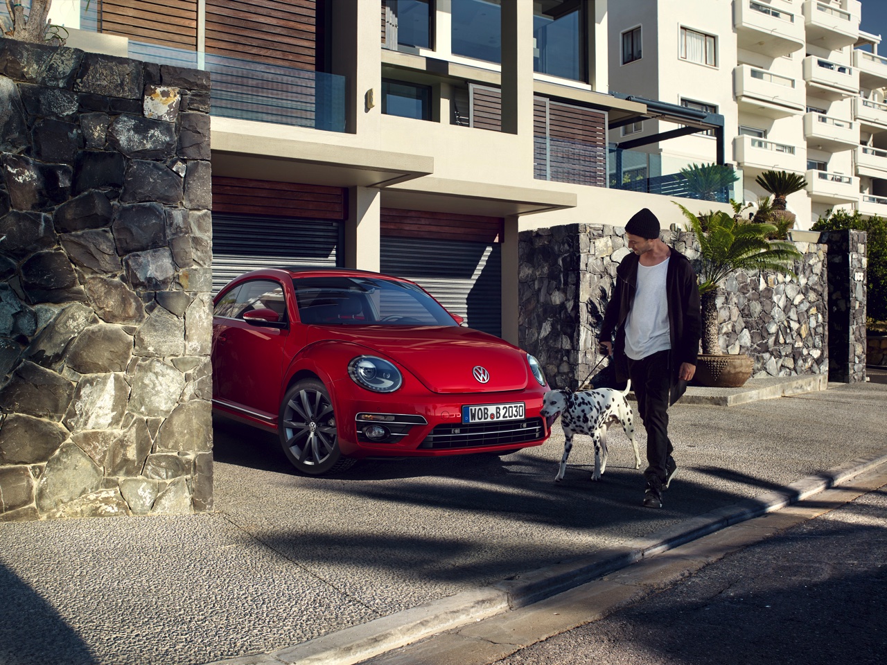 Prijzen en uitvoeringen Volkswagen Beetle. In de zomer van 2016 krijgt de iconische Volkswagen een mini facelift met updates en komt de stoere Beetle Dune de showroom vergezellen.