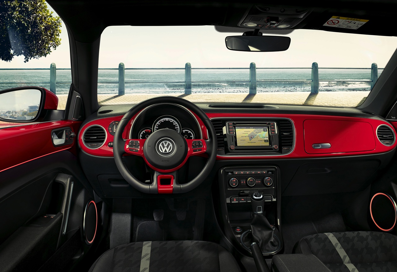 Prijzen en uitvoeringen Volkswagen Beetle. In de zomer van 2016 krijgt de iconische Volkswagen een mini facelift met updates en komt de stoere Beetle Dune de showroom vergezellen.