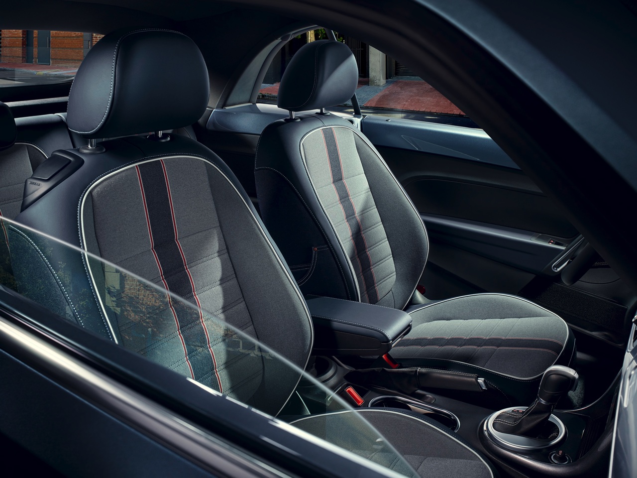 Prijzen en uitvoeringen Volkswagen Beetle. In de zomer van 2016 krijgt de iconische Volkswagen een mini facelift met updates en komt de stoere Beetle Dune de showroom vergezellen.