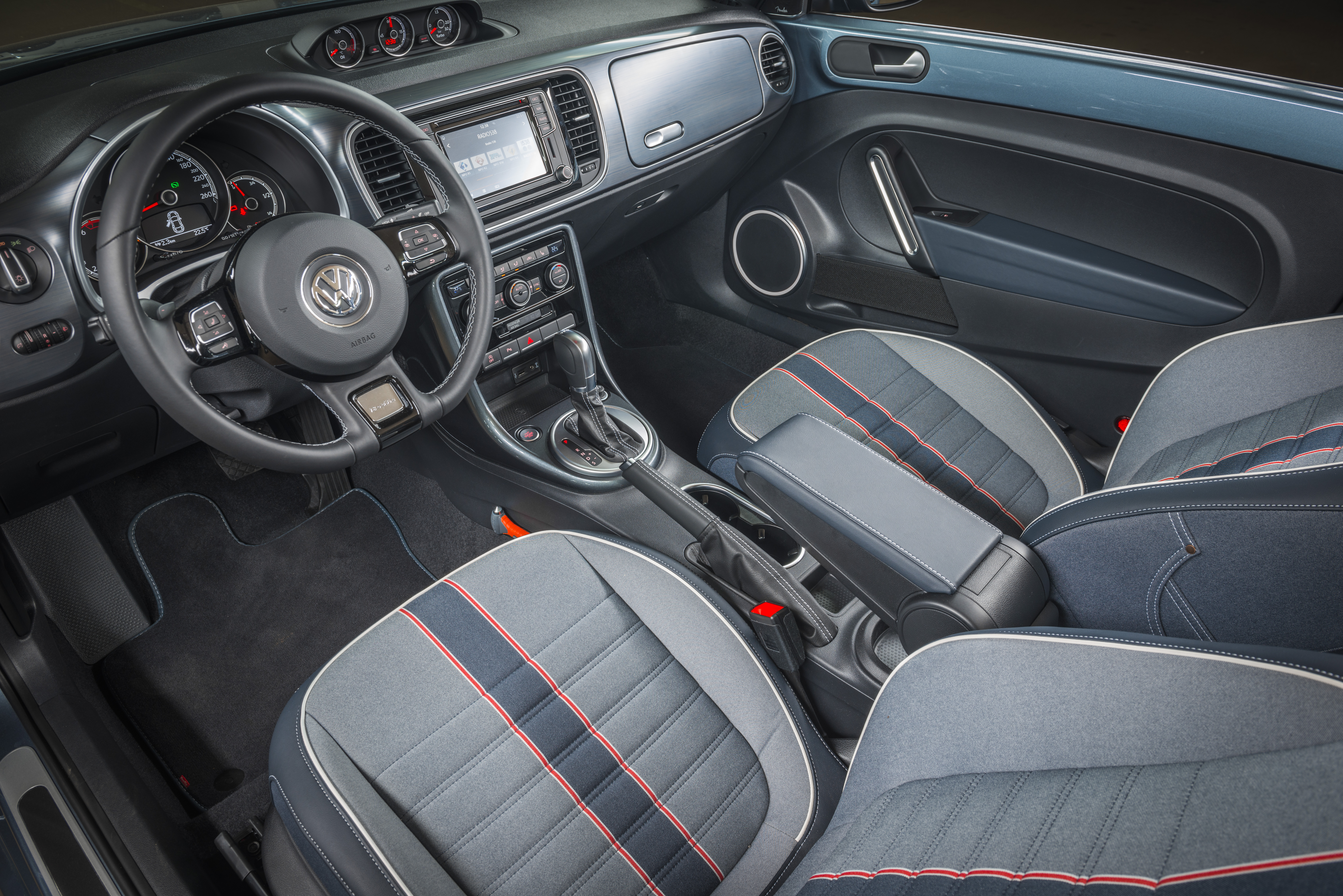 Prijzen en uitvoeringen Volkswagen Beetle. In de zomer van 2016 krijgt de iconische Volkswagen een mini facelift met updates en komt de stoere Beetle Dune de showroom vergezellen.