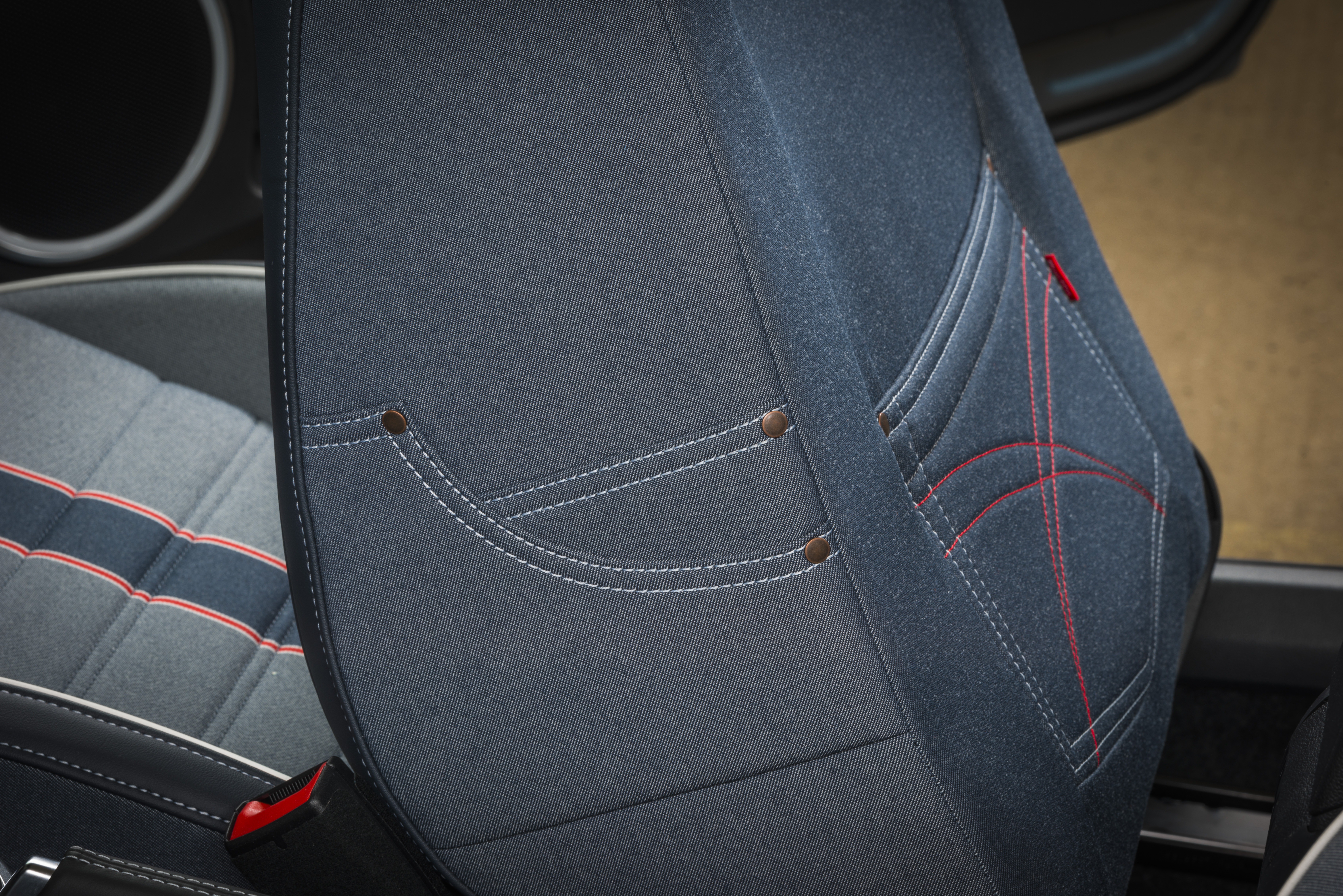 Prijzen en uitvoeringen Volkswagen Beetle. In de zomer van 2016 krijgt de iconische Volkswagen een mini facelift met updates en komt de stoere Beetle Dune de showroom vergezellen.