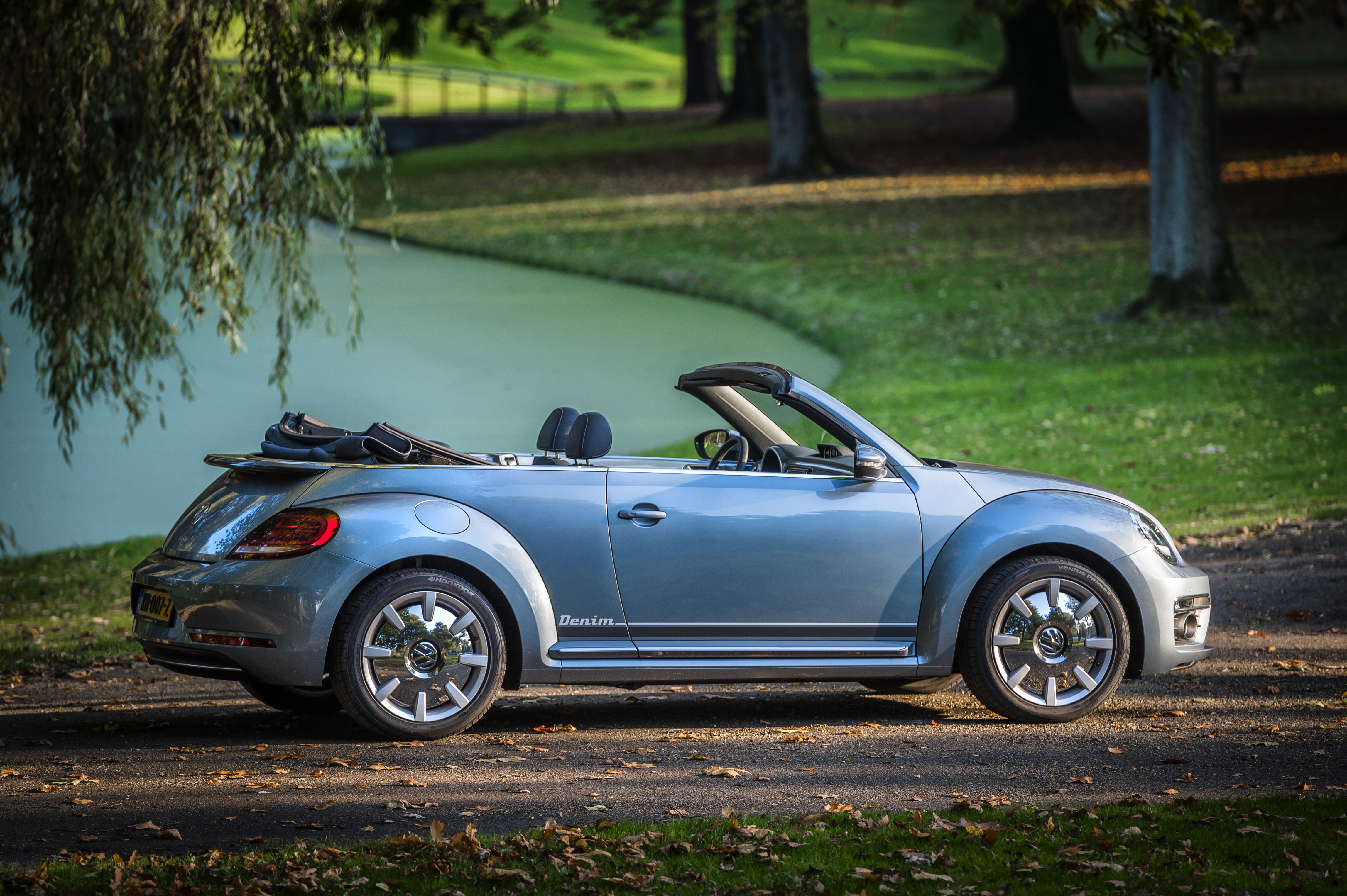Prijzen en uitvoeringen Volkswagen Beetle. In de zomer van 2016 krijgt de iconische Volkswagen een mini facelift met updates en komt de stoere Beetle Dune de showroom vergezellen.