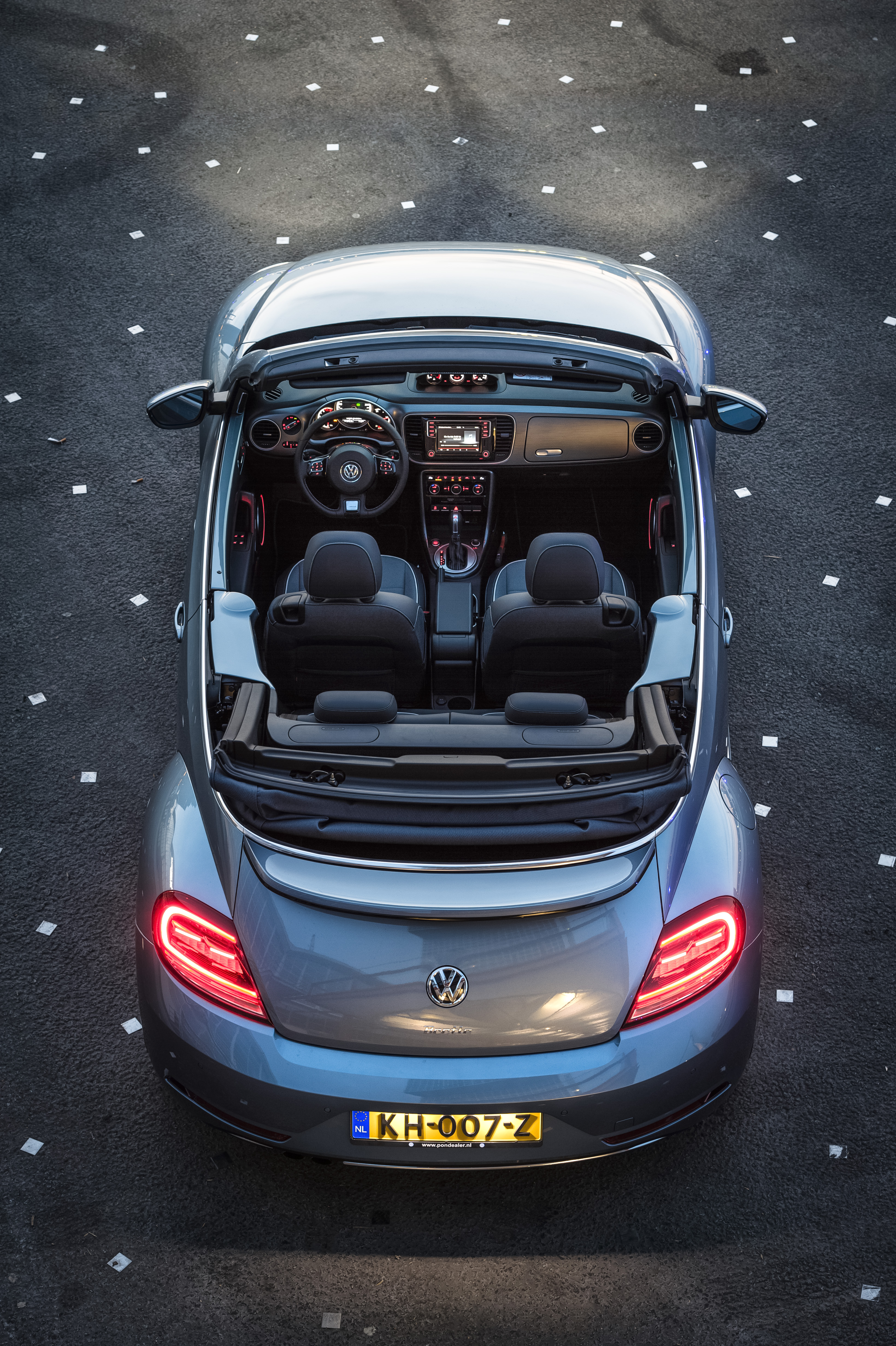 Prijzen en uitvoeringen Volkswagen Beetle. In de zomer van 2016 krijgt de iconische Volkswagen een mini facelift met updates en komt de stoere Beetle Dune de showroom vergezellen.