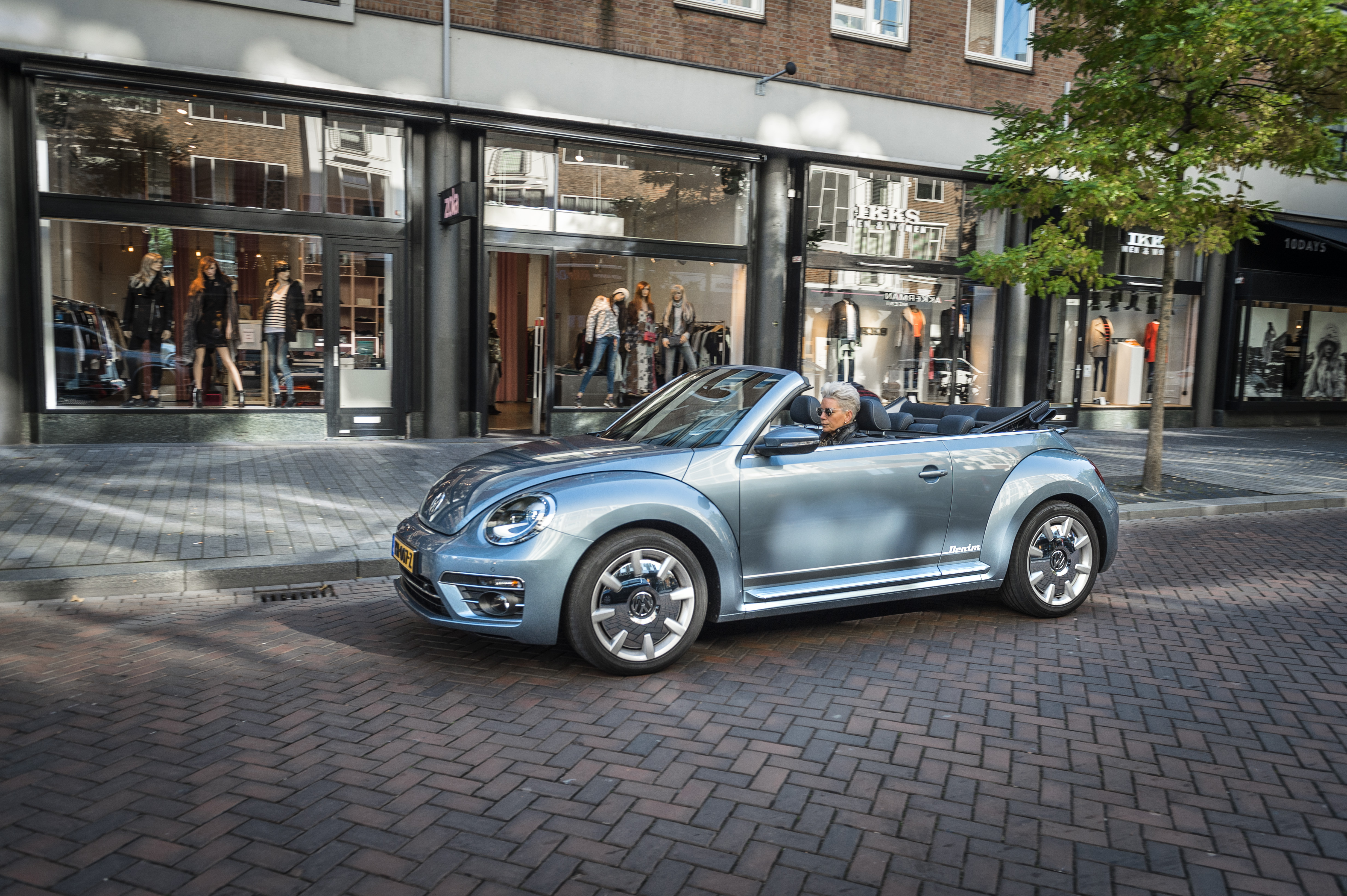 Prijzen en uitvoeringen Volkswagen Beetle. In de zomer van 2016 krijgt de iconische Volkswagen een mini facelift met updates en komt de stoere Beetle Dune de showroom vergezellen.