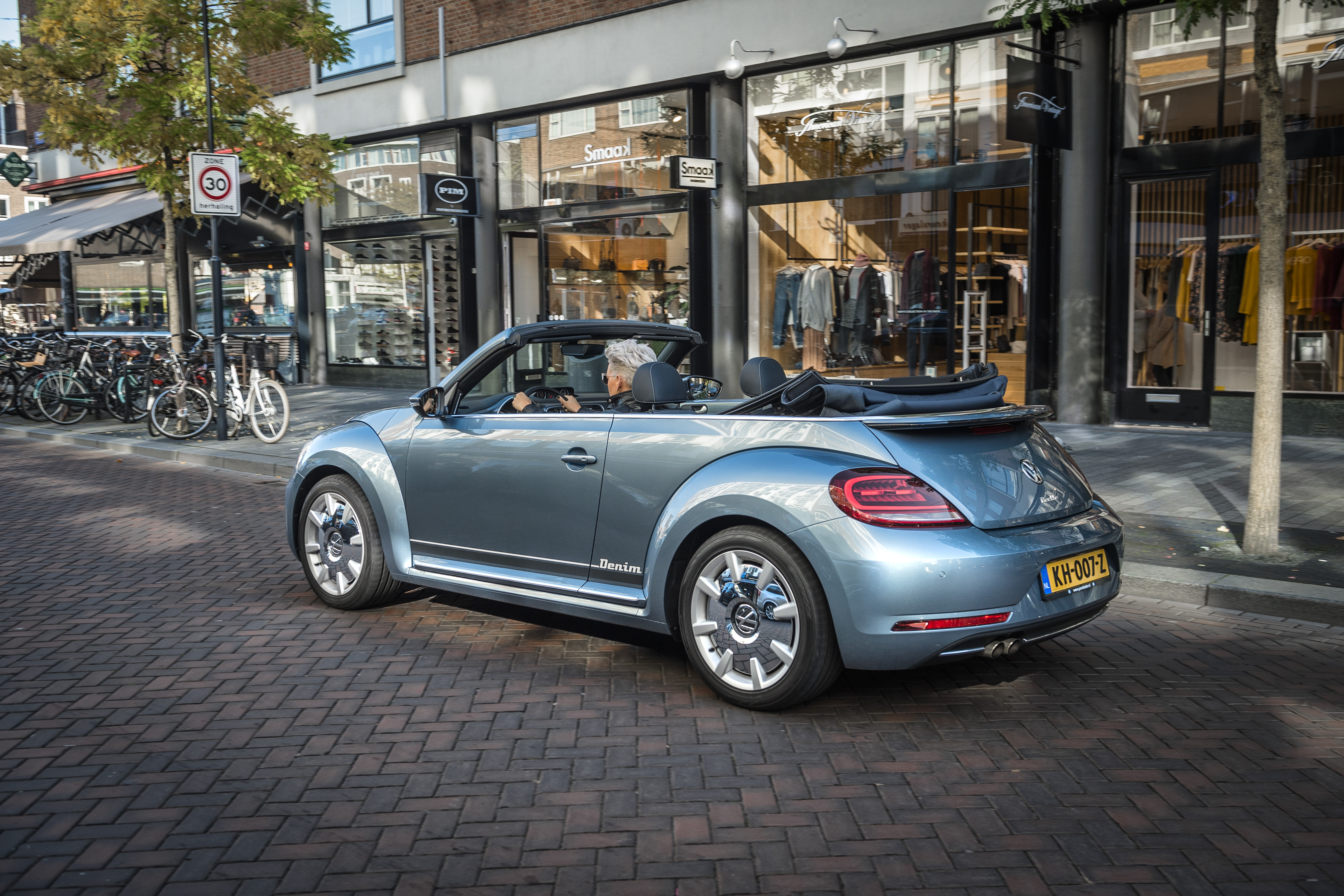 Prijzen en uitvoeringen Volkswagen Beetle. In de zomer van 2016 krijgt de iconische Volkswagen een mini facelift met updates en komt de stoere Beetle Dune de showroom vergezellen.
