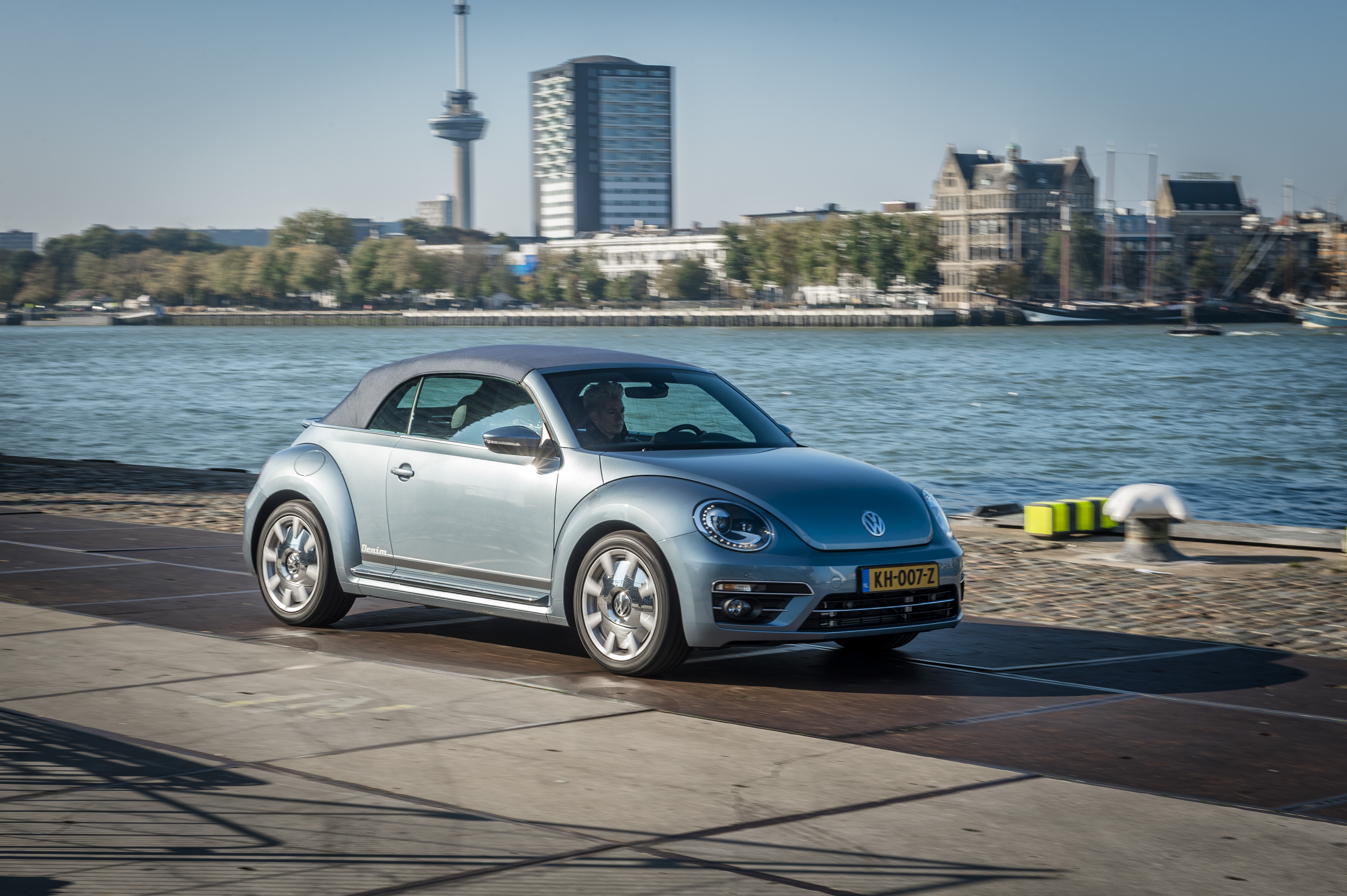 Prijzen en uitvoeringen Volkswagen Beetle. In de zomer van 2016 krijgt de iconische Volkswagen een mini facelift met updates en komt de stoere Beetle Dune de showroom vergezellen.