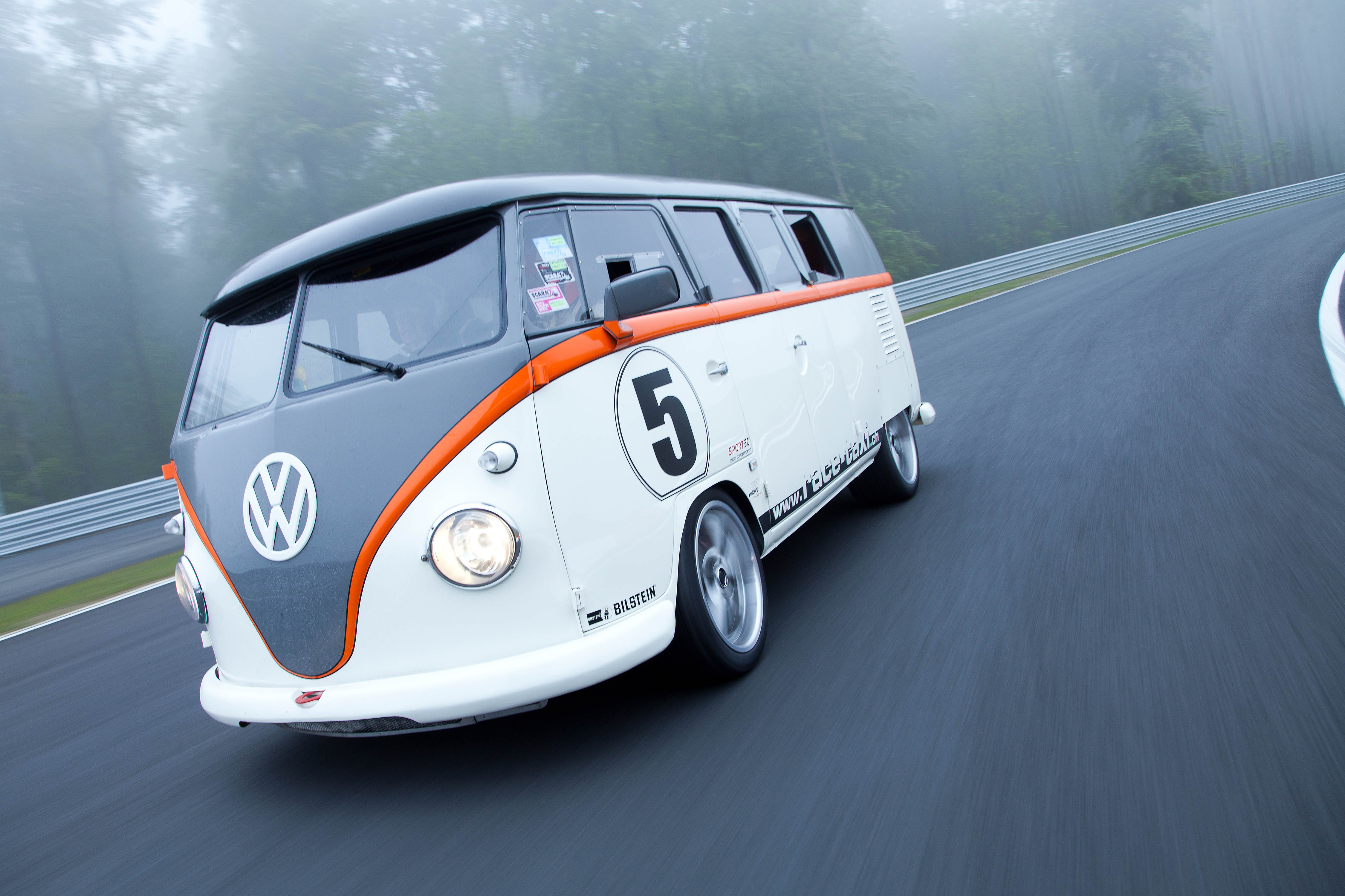 Volkswagen Transporer T1 Bulli zorgt met Porsche genen en 530 pk motor voor spektakel op Wrthersee Treffen 2015.