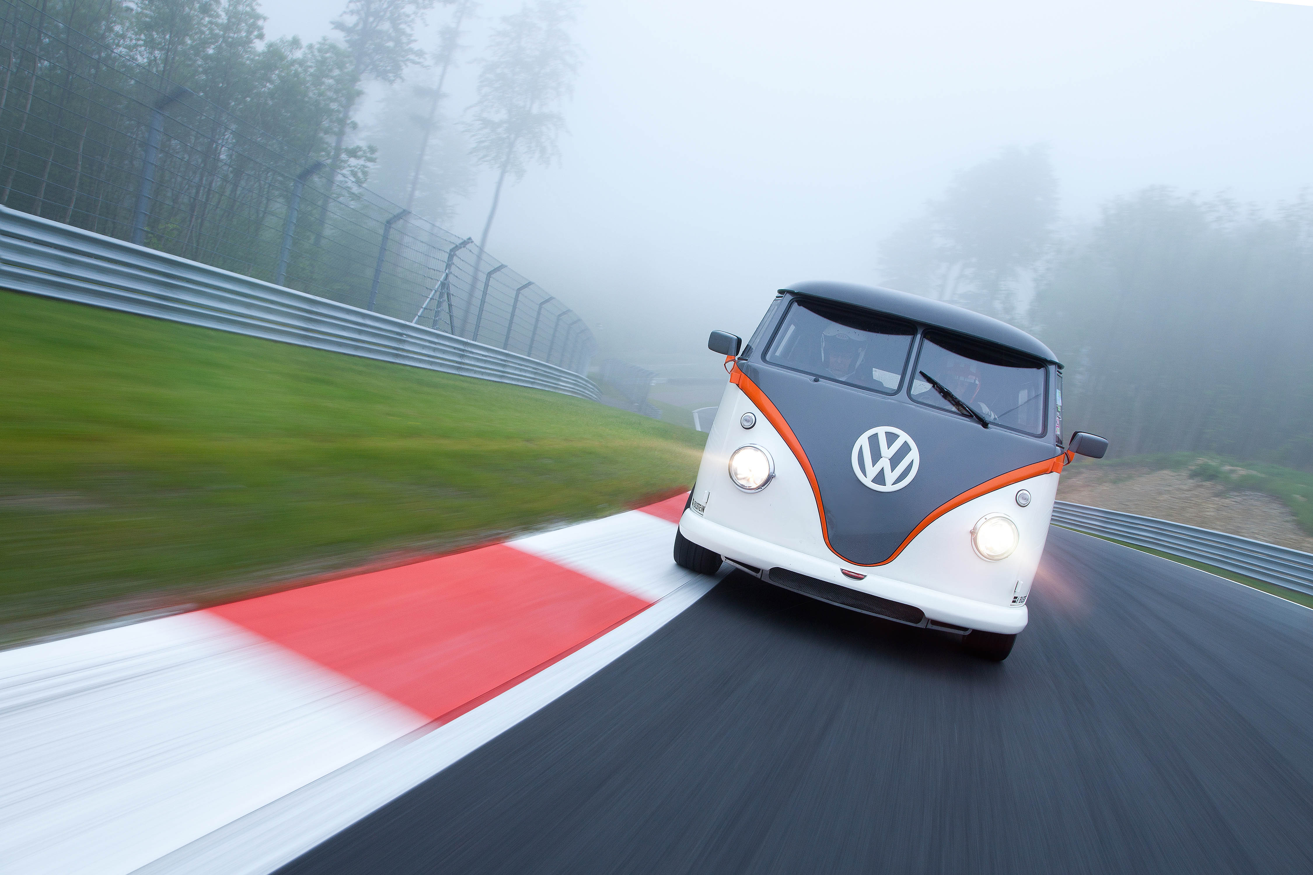Volkswagen Transporer T1 Bulli zorgt met Porsche genen en 530 pk motor voor spektakel op Wrthersee Treffen 2015.
