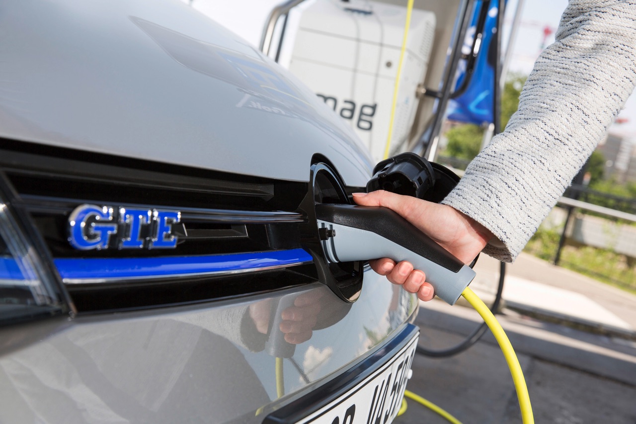 De Volkswagen Golf GTE plug-in hybride is extra aantrekkelijk als Connected Series met meer uitrusting tegen lagere bijtelling.