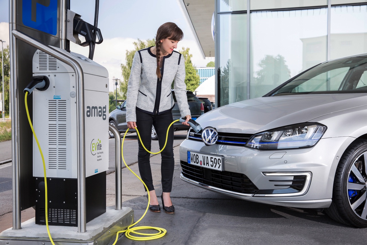 De Volkswagen Golf GTE plug-in hybride is extra aantrekkelijk als Connected Series met meer uitrusting tegen lagere bijtelling.