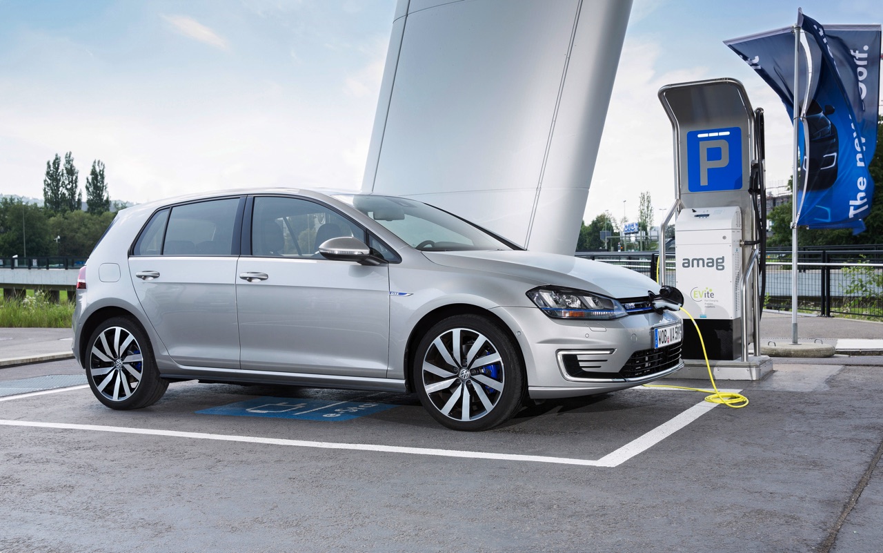 De Volkswagen Golf GTE plug-in hybride is extra aantrekkelijk als Connected Series met meer uitrusting tegen lagere bijtelling.