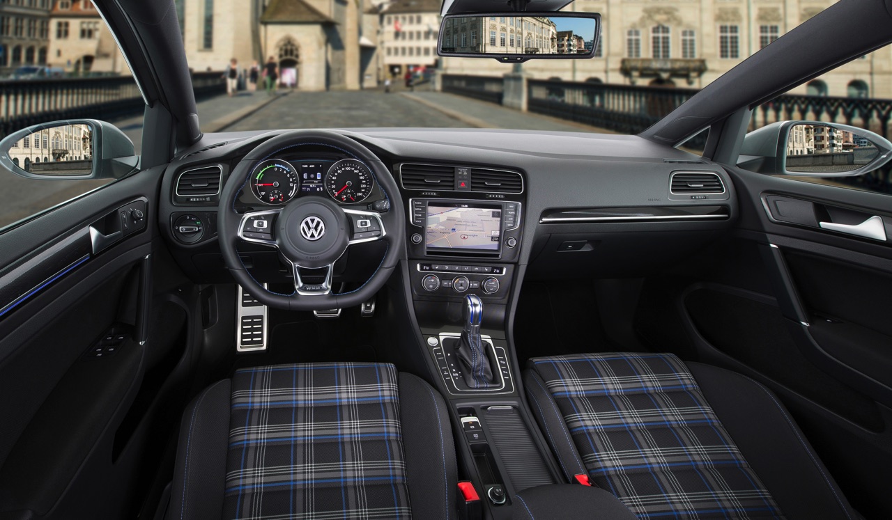De Volkswagen Golf GTE plug-in hybride is extra aantrekkelijk als Connected Series met meer uitrusting tegen lagere bijtelling.