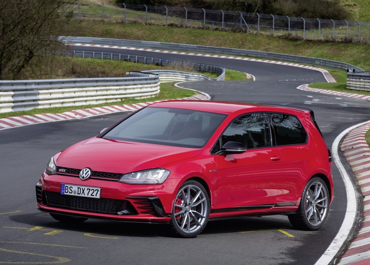 Video van Volkswagen Golf GTI Clubsport S op de N?rburgring. De opper-GTI is de snelste voorwielaandrijver op de Nordschleife dankzij allerlei (lichtgewicht) aanpassingen.