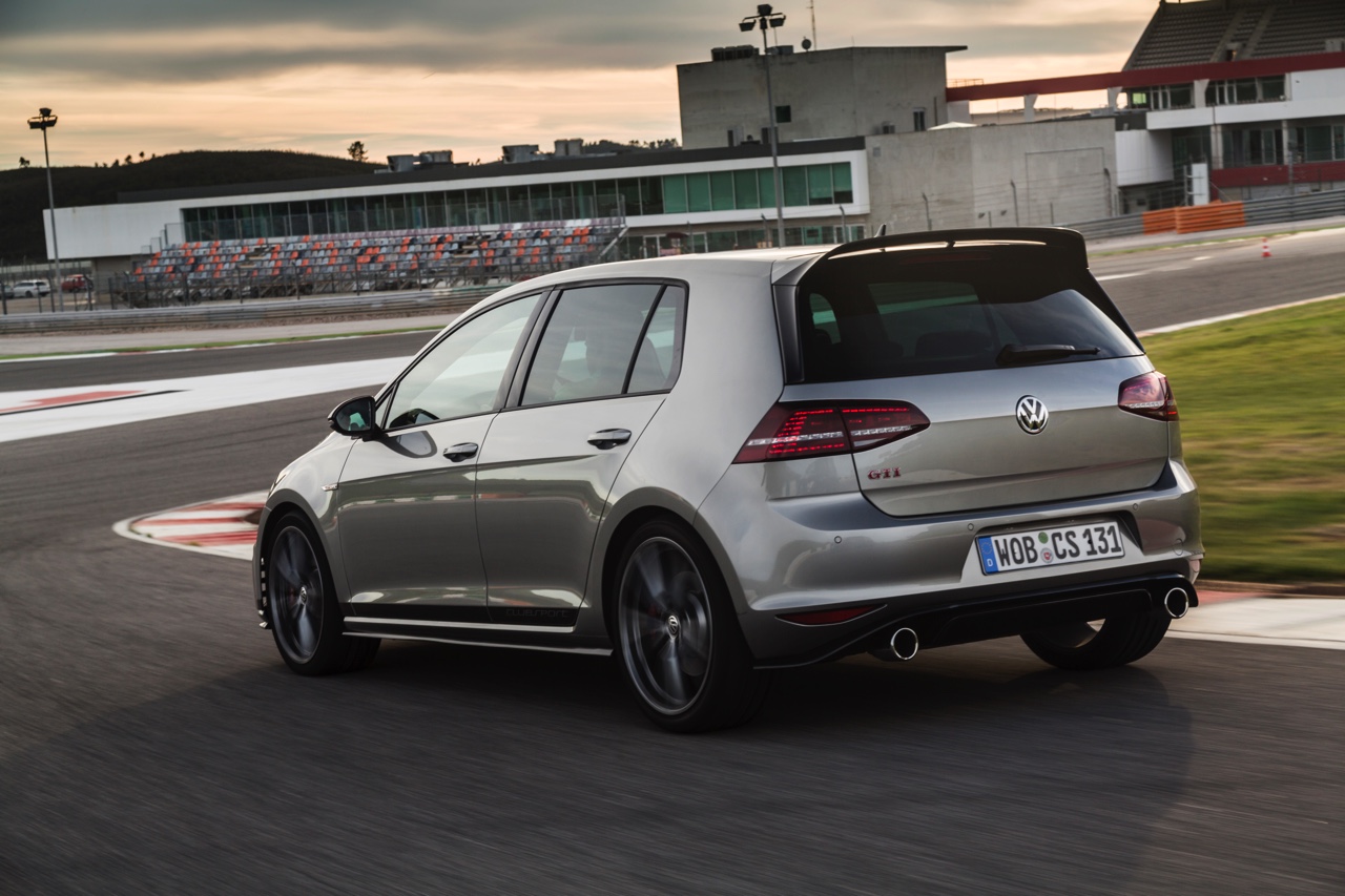Volkswagen Golf GTI Clubsport tussen GTI en R geprijsd. Voor een prijs van 43.490 euro krijg je een Golf met maximaal 290 pk op de voorwielen. Eind maart 2016 staat de introductie voor Nederland.