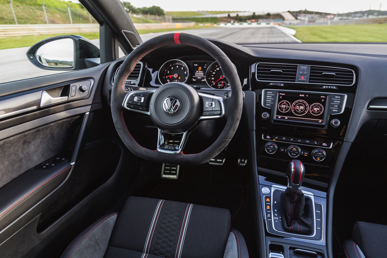Volkswagen Golf GTI Clubsport tussen GTI en R geprijsd. Voor een prijs van 43.490 euro krijg je een Golf met maximaal 290 pk op de voorwielen. Eind maart 2016 staat de introductie voor Nederland.