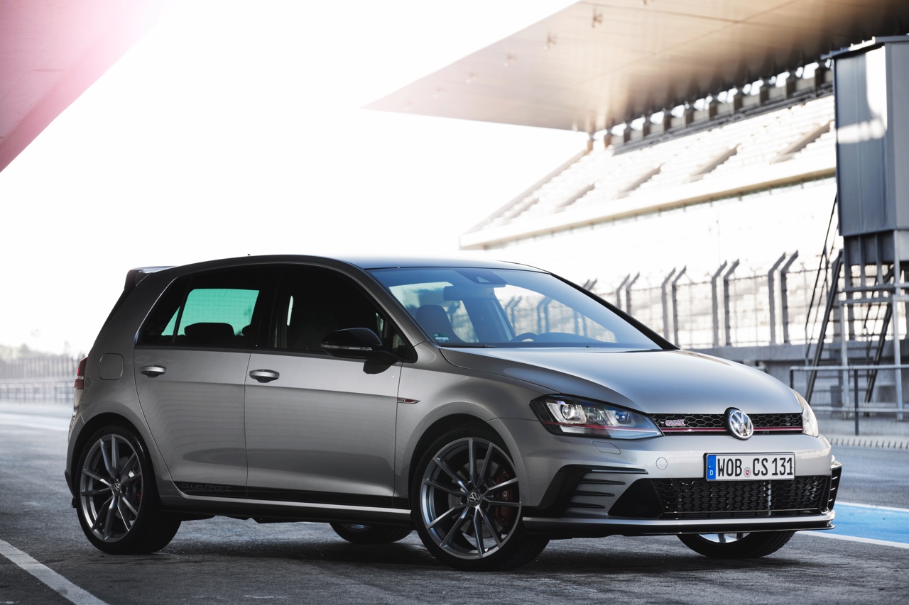 Volkswagen Golf GTI Clubsport tussen GTI en R geprijsd. Voor een prijs van 43.490 euro krijg je een Golf met maximaal 290 pk op de voorwielen. Eind maart 2016 staat de introductie voor Nederland.