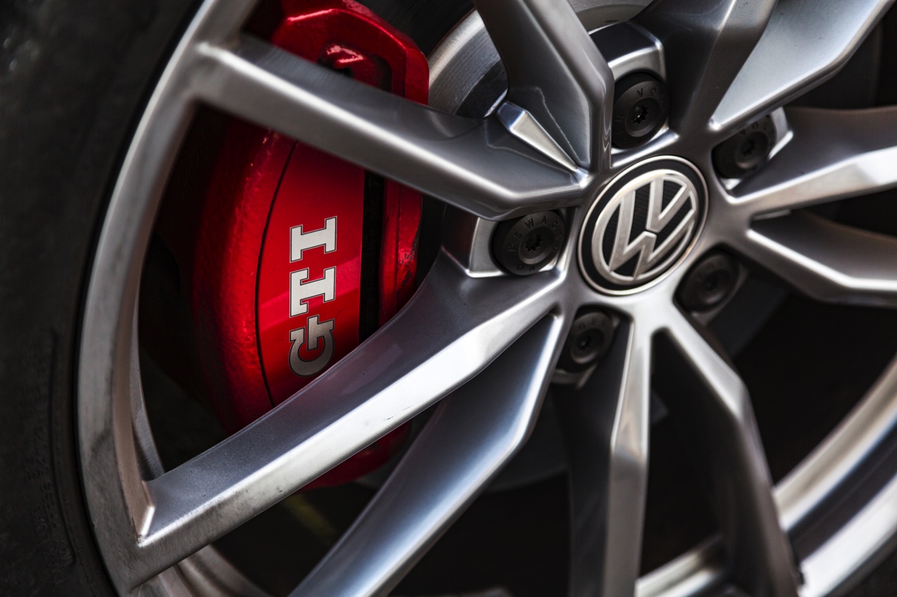 Volkswagen Golf GTI Clubsport tussen GTI en R geprijsd. Voor een prijs van 43.490 euro krijg je een Golf met maximaal 290 pk op de voorwielen. Eind maart 2016 staat de introductie voor Nederland.
