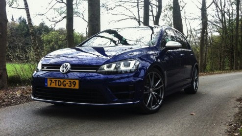 Test Volkswagen Golf R 300 pk. Gereden met de Volkswagen Golf 7 R, het sportieve topmodel van de Golf-familie met 300 pk en 4Motion vierwielaandrijving. Is hij de Koning van de hot hatches?