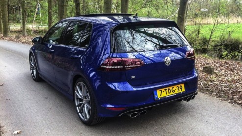 Test Volkswagen Golf R 300 pk. Gereden met de Volkswagen Golf 7 R, het sportieve topmodel van de Golf-familie met 300 pk en 4Motion vierwielaandrijving. Is hij de Koning van de hot hatches?